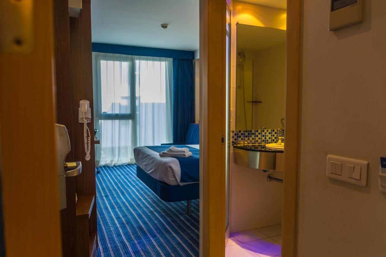 Holiday Inn Express Madrid Leganes By Ihg Exteriör bild
